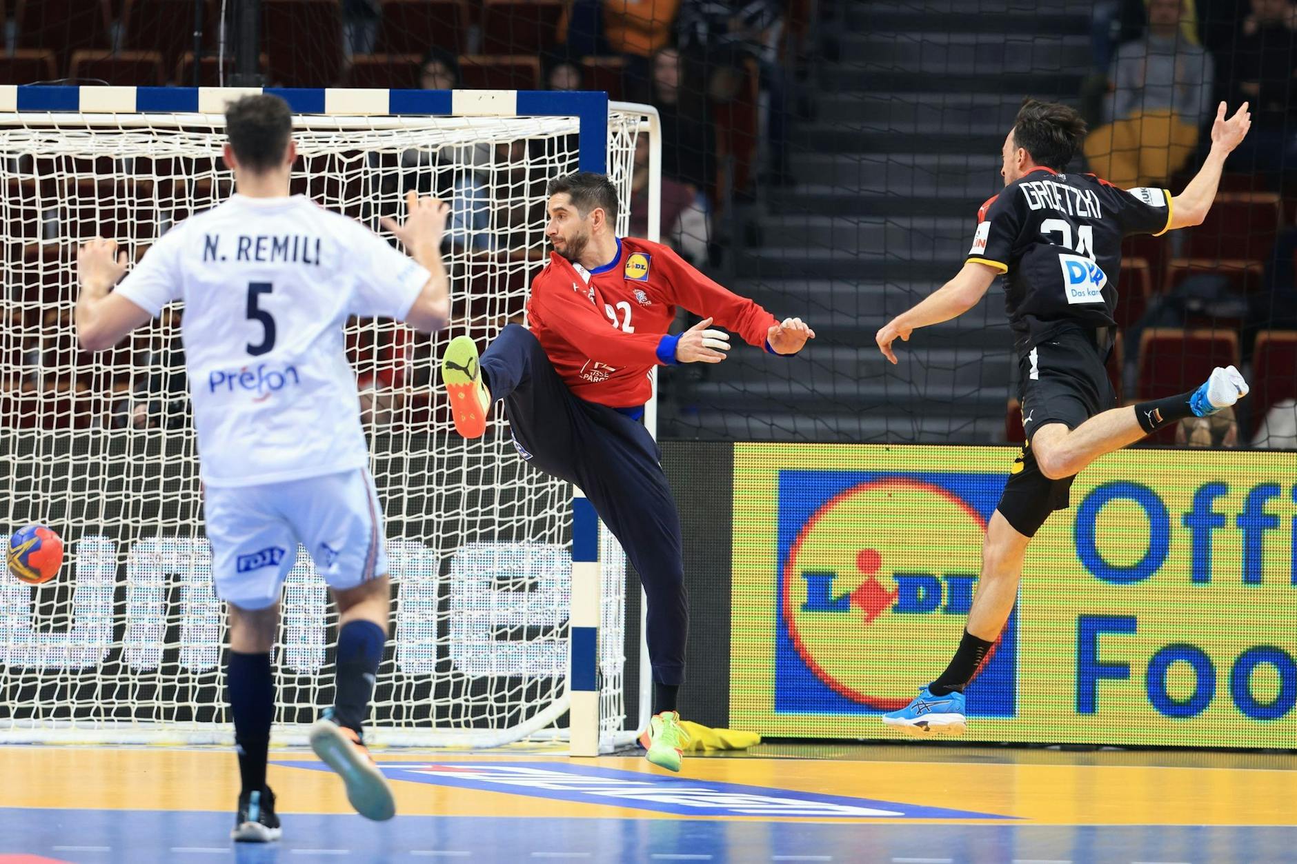 Deutschlands Patrick Groetzki (r) erzielt gegen Frankreichs Keeper Remi Desbonnet ein Tor.