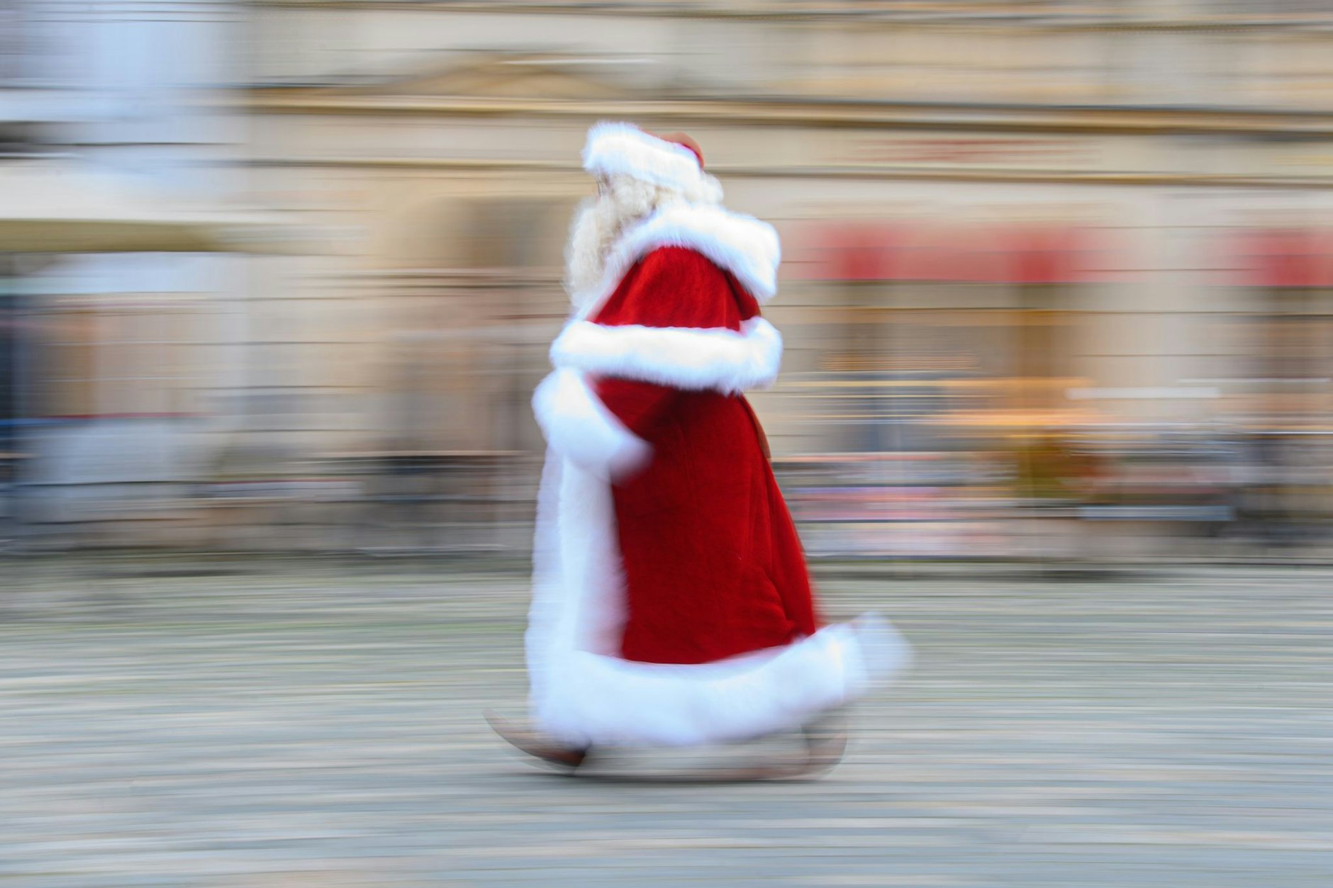 Wer steckt wohl unter dem roten Mantel?