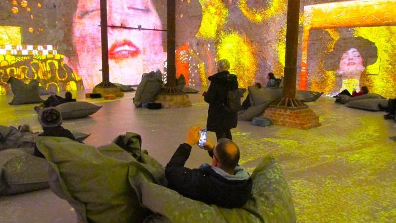 Der Hauptsaal mit der 45-minütigen Show und den riesigen Kuschelkissen ...