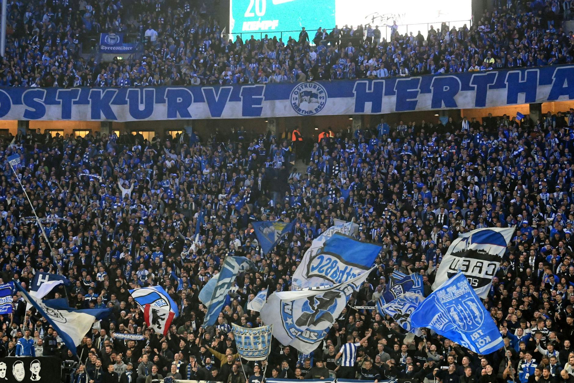 Die Ostkurve von Hertha BSC wird dieses Mal bis auf den letzten Platz gefüllt sein.