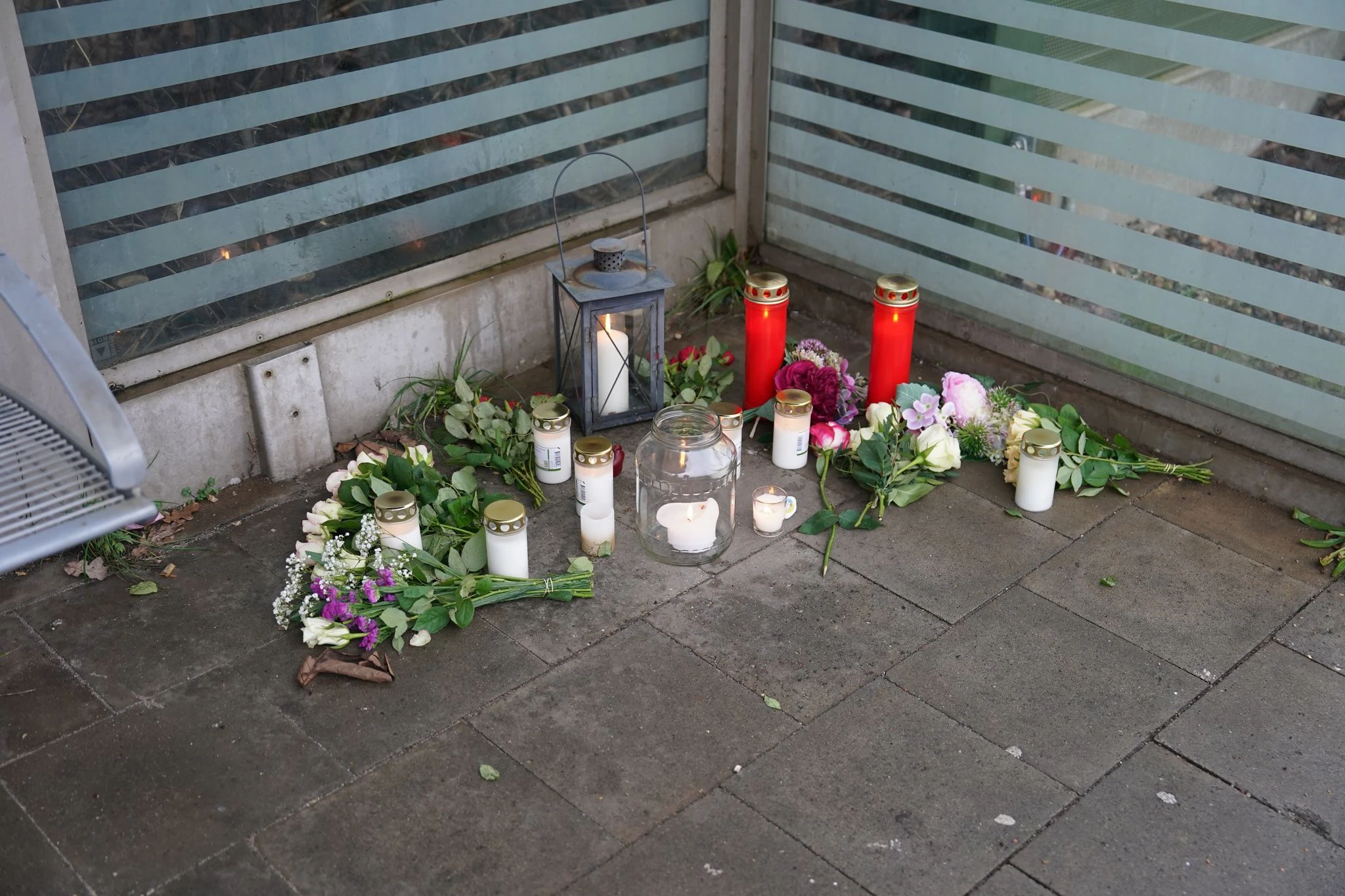 Blumen und Kerzen liegen auf dem Bahnsteig im Bahnhof von Brokstedt für die beiden Todesopfer.  