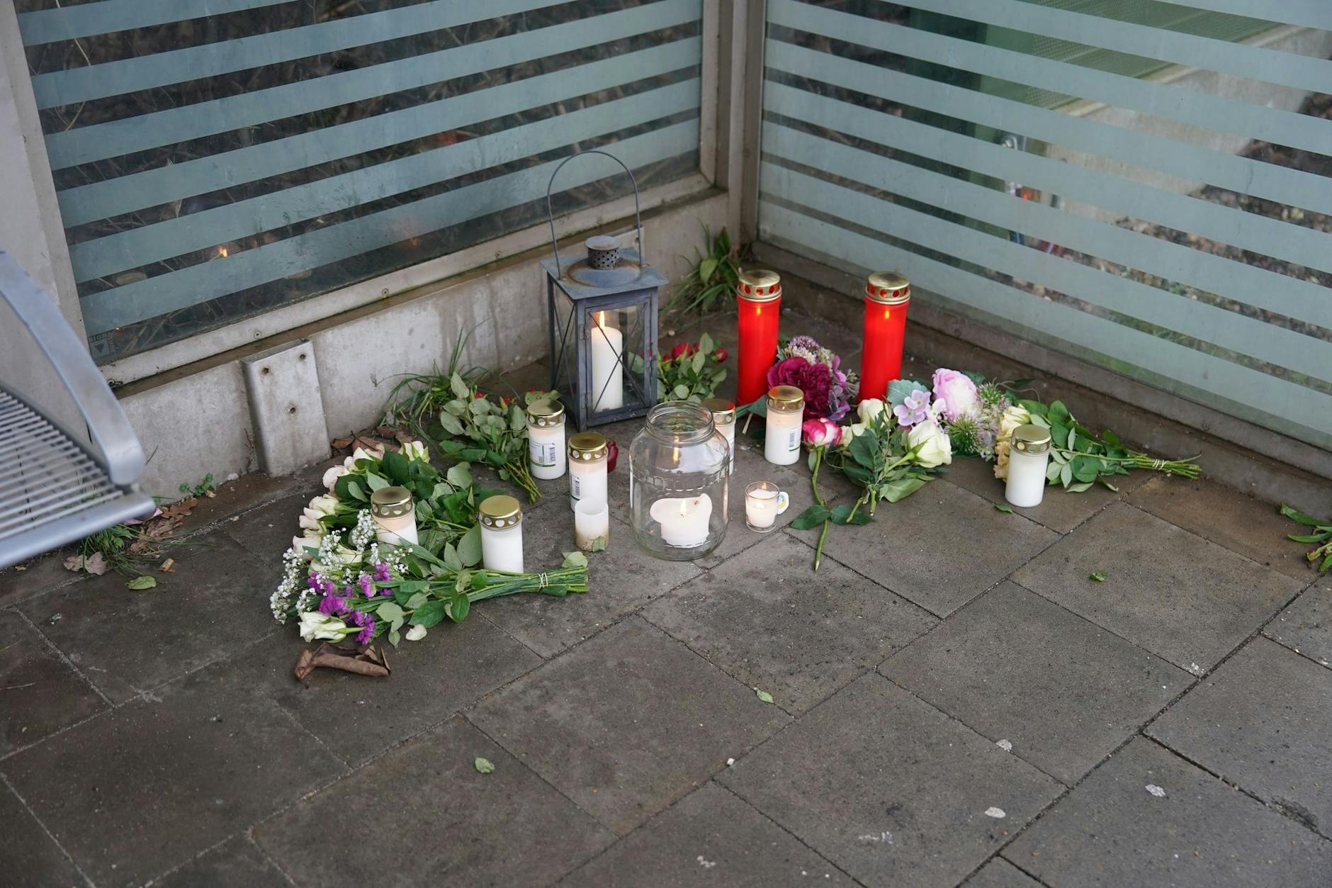 Blumen und Kerzen liegen auf dem Bahnsteig im Bahnhof von Brokstedt für die beiden Todesopfer.