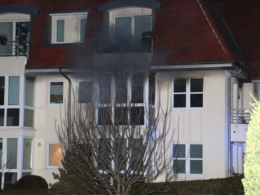 Berlin-Lichtenrade: Wohnung in Mehrfamilienhaus brennt