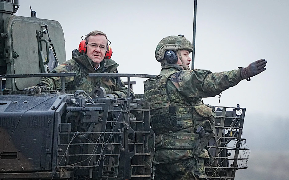 Verteidigungsminister Boris Pistorius (l) auf dem Truppenübungsplatz Altengrabow in einem Puma-Schützenpanzer.  