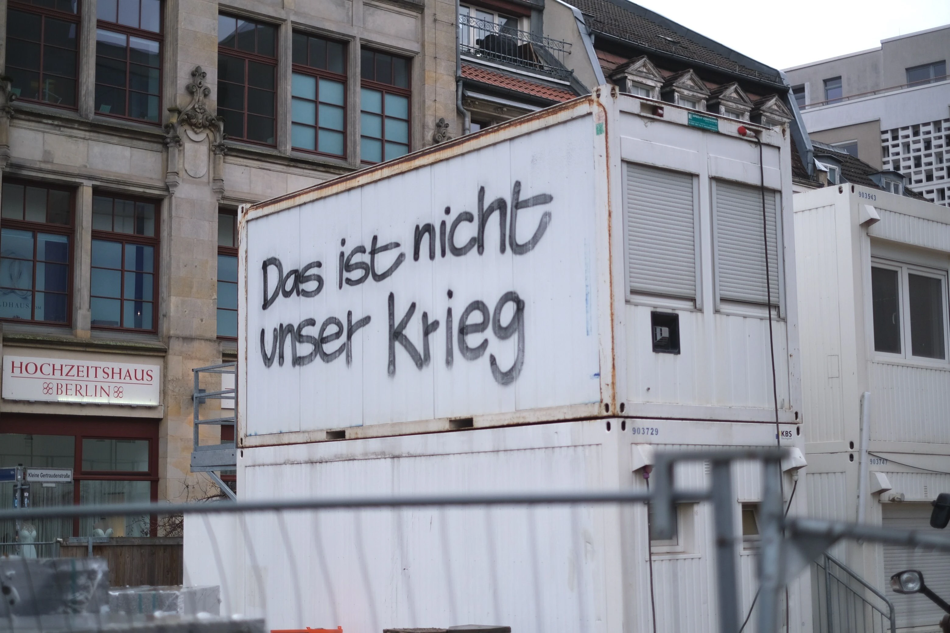 Man findet die Sprüche überall: Auf Hauswänden, Bauzäunen, Containern. Hier in der Nähe des Petriplatzes.