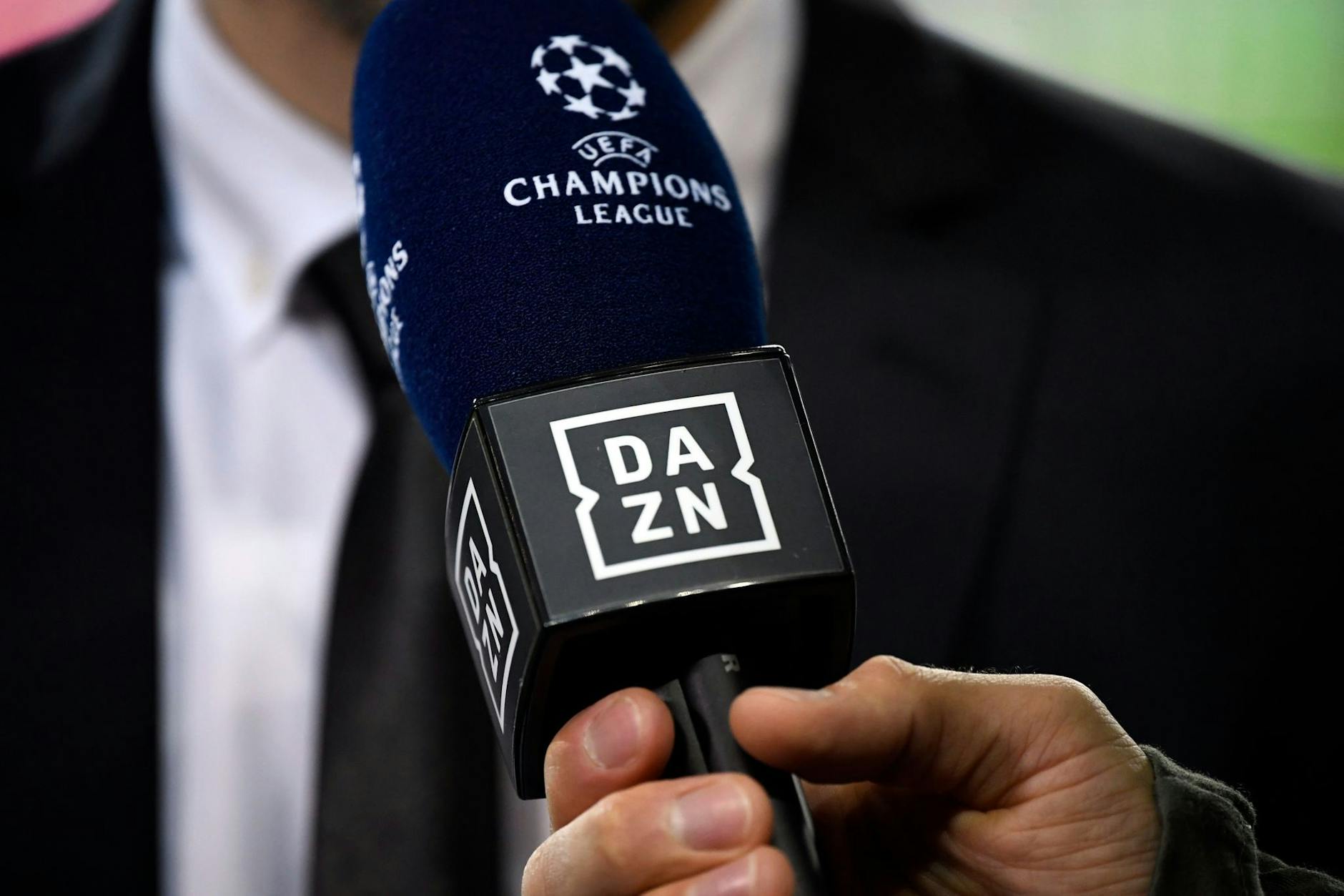 Der Streamingdienst Dazn ist seit 2016 in Deutschland tätig. Der Kommentator Christian Scherpe ist überraschend verstorben.