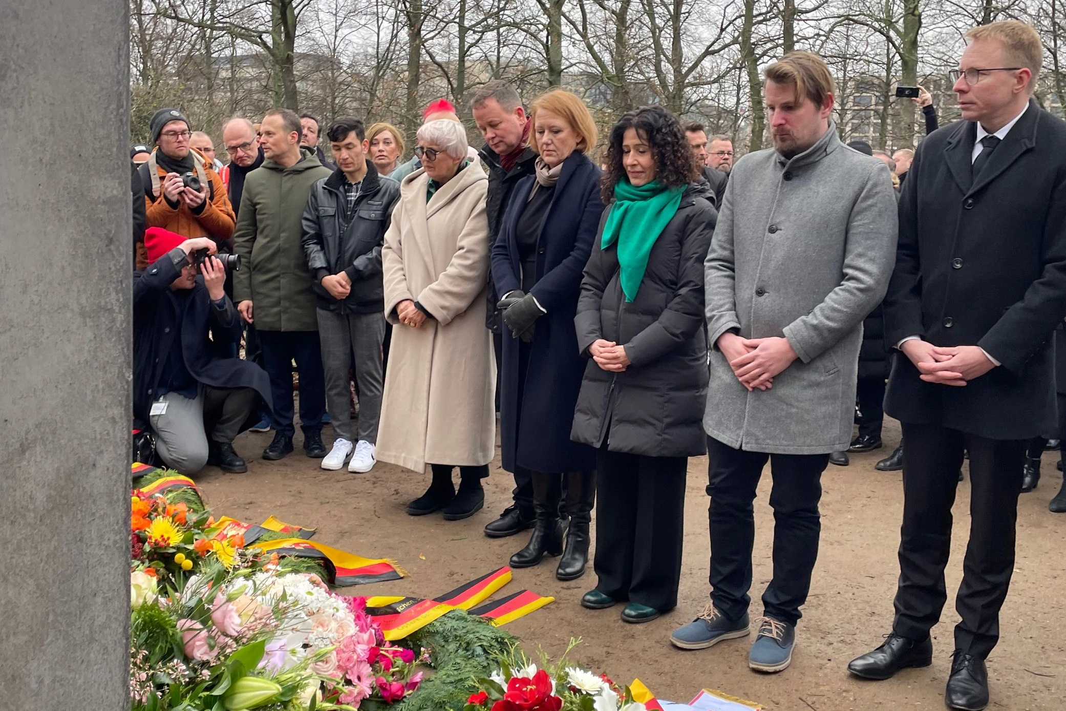 Auch am Denkmal für die im Nationalsozialismus verfolgten Homosexuellen wurden Kränze niedergelegt.