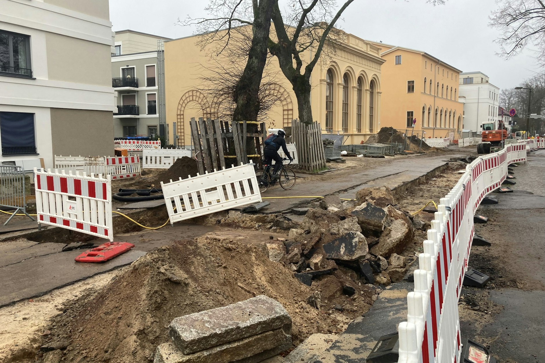 Die Regattastraße in Berlin-Grünau bleibt gesperrt. Dafür gibt es verschiedene Gründe.