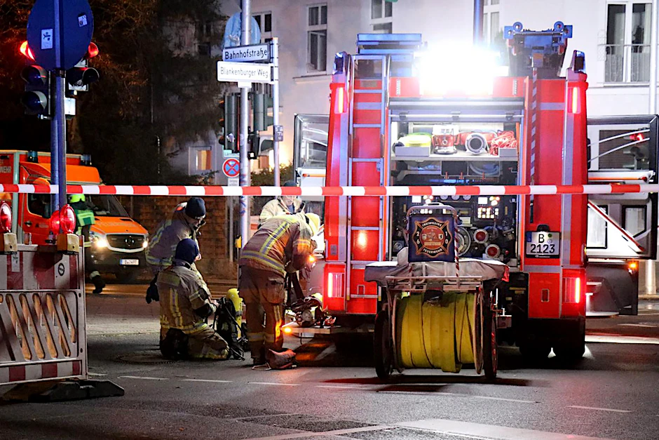 Berliner Feuerwehr ist im Einsatz bei einem Brand in Französisch-Buchholz.  