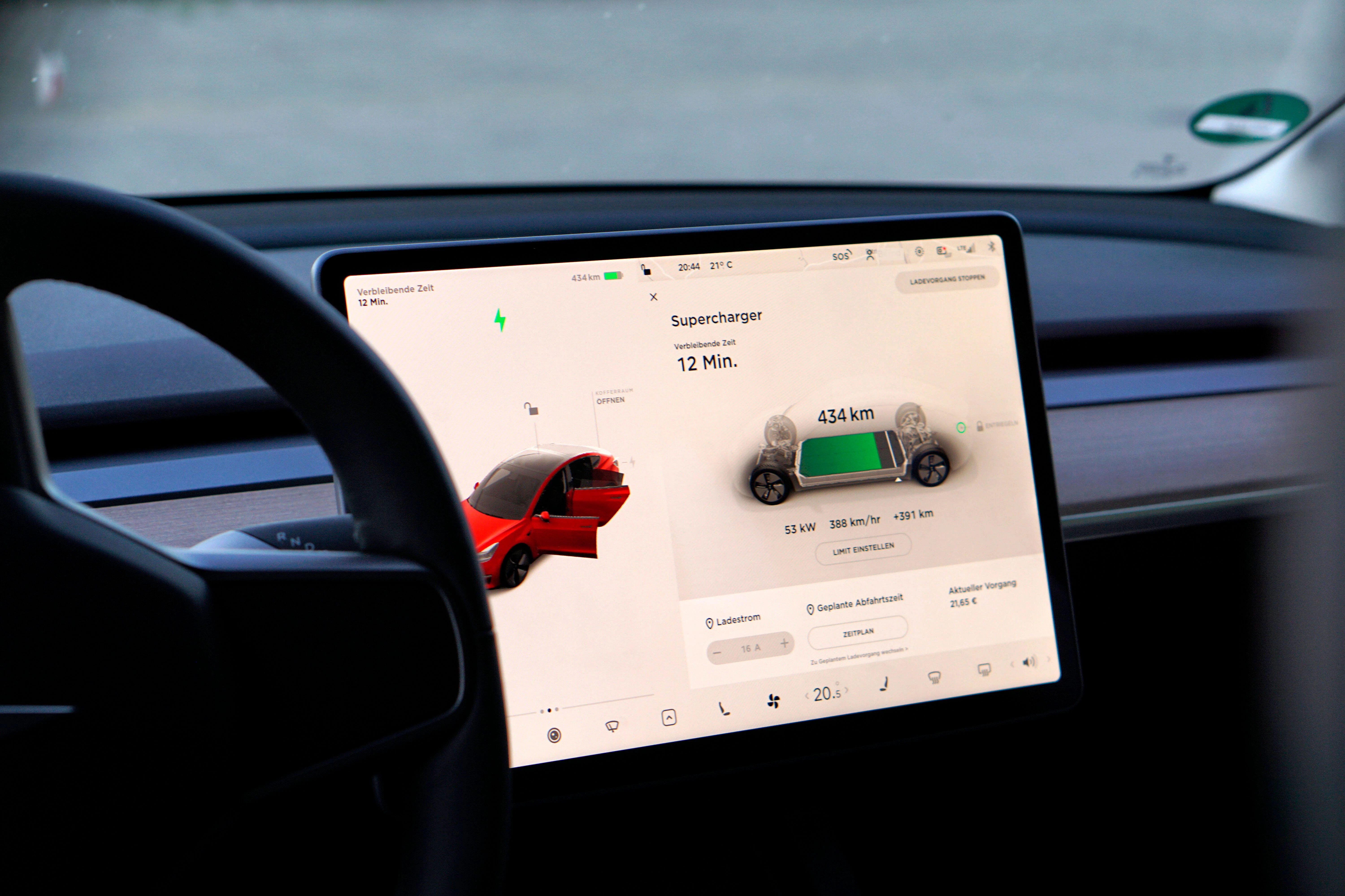Das Display zeigt die Kapazität der Akkus an.