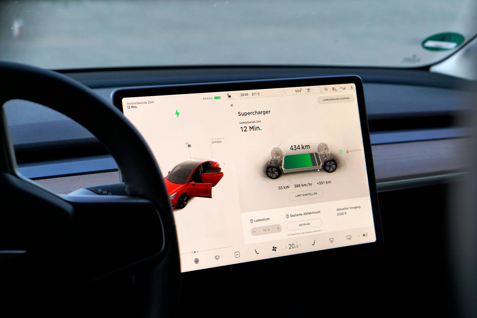 Das Display zeigt die Kapazität der Akkus an.