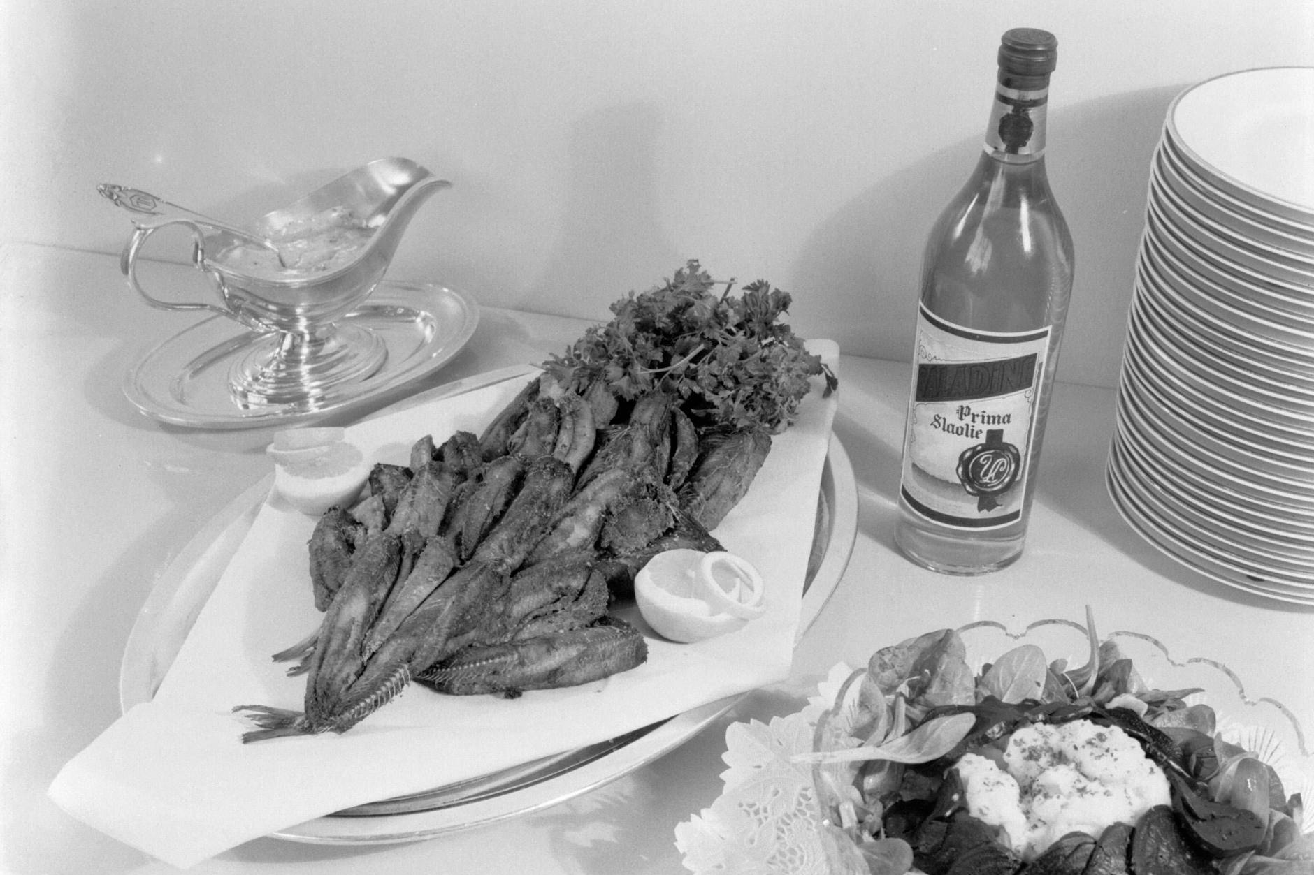 Auch eine Zubereitungsart für vor allem kleine Fische wie Sardinen und Makrelen: Das ziehen durch einen Backteig und anschließende ausbacken in heißem Fett. Und dazu ein Wodka! Prost.