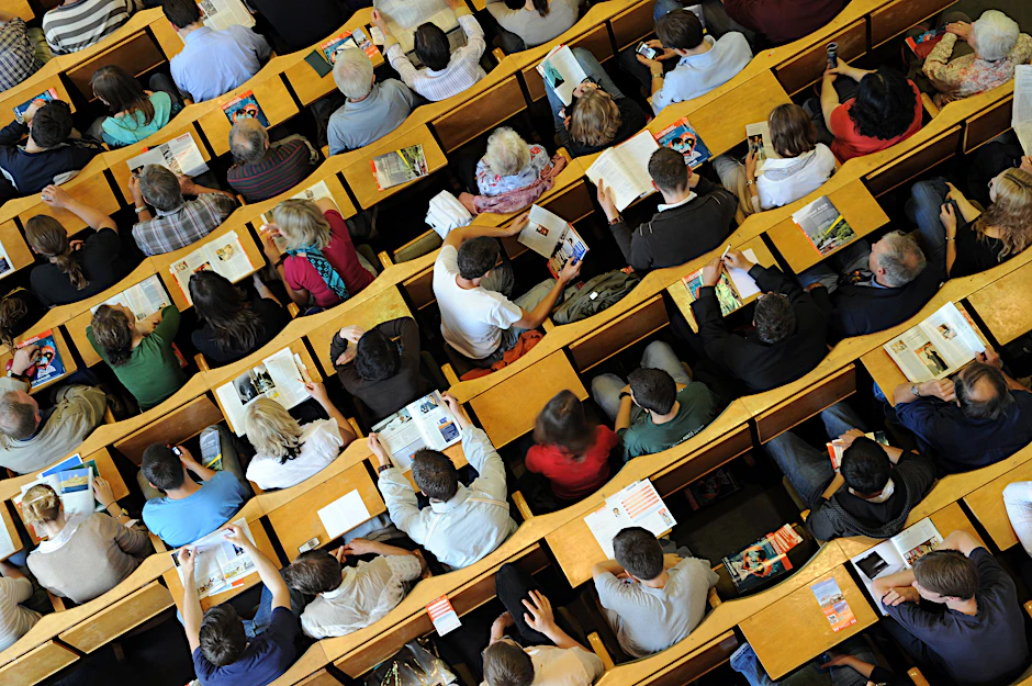 Studenten verfolgen im Hörsaal an der Humboldt-Universität in Berlin eine Vorlesung.