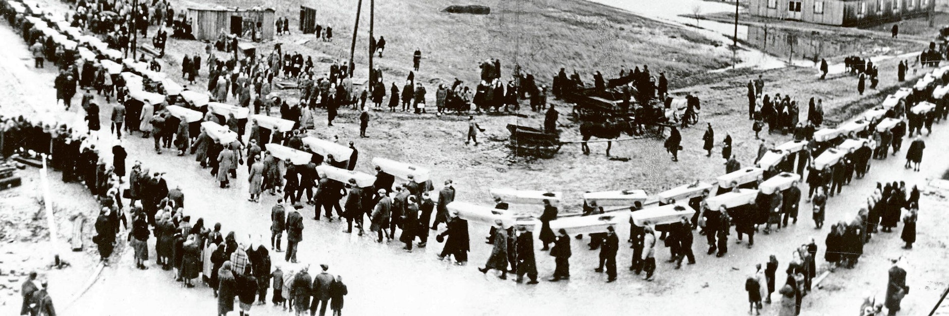 Massenbeerdigung nach der Befreiung des KZ Auschwitz.