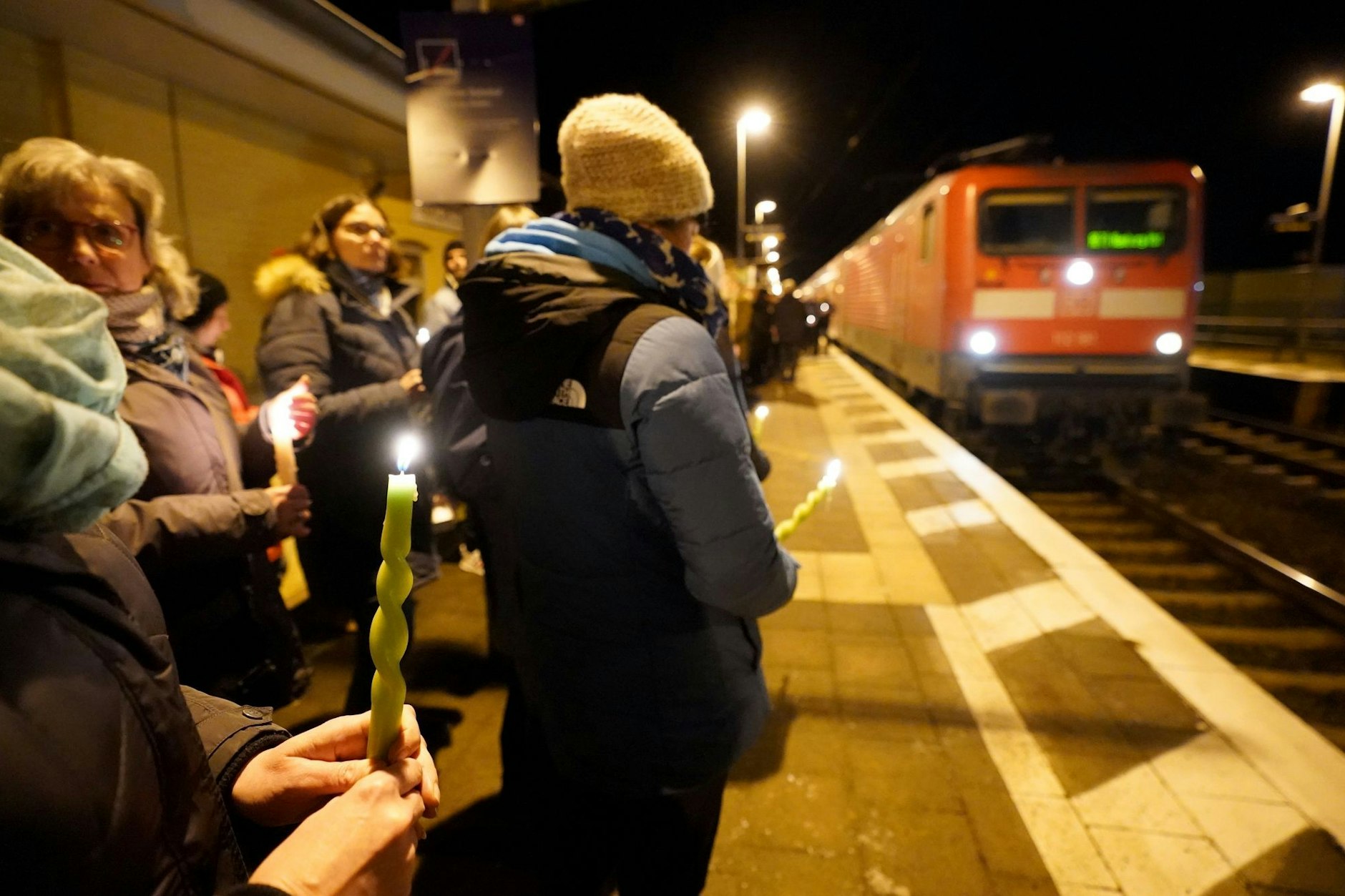 In Brokstedt gedenken Menschen der Opfer der Messerattacke.