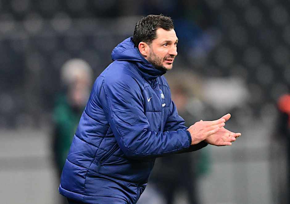 Herthas Cheftrainer Sandro Schwarz feuert seine Spieler an.  