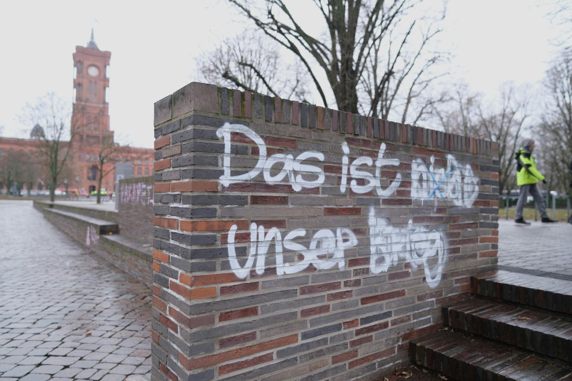 Einer der Schriftzüge hier auf einer Mauer beim Roten Rathaus. Und das "nicht" ist auch schon durchgestrichen.