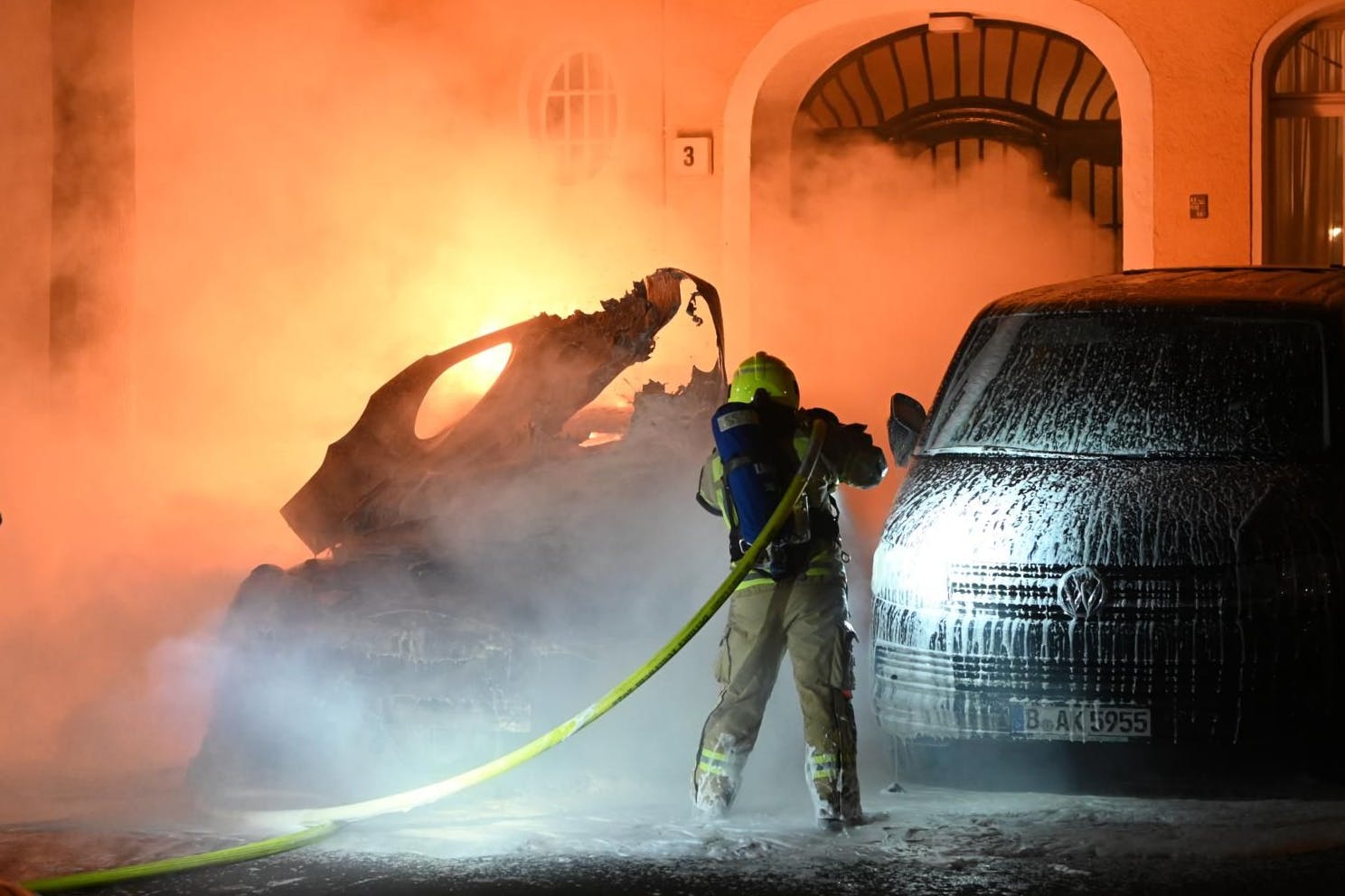 An der Niebuhrstraße in Charlottenburg brannte ein Auto.