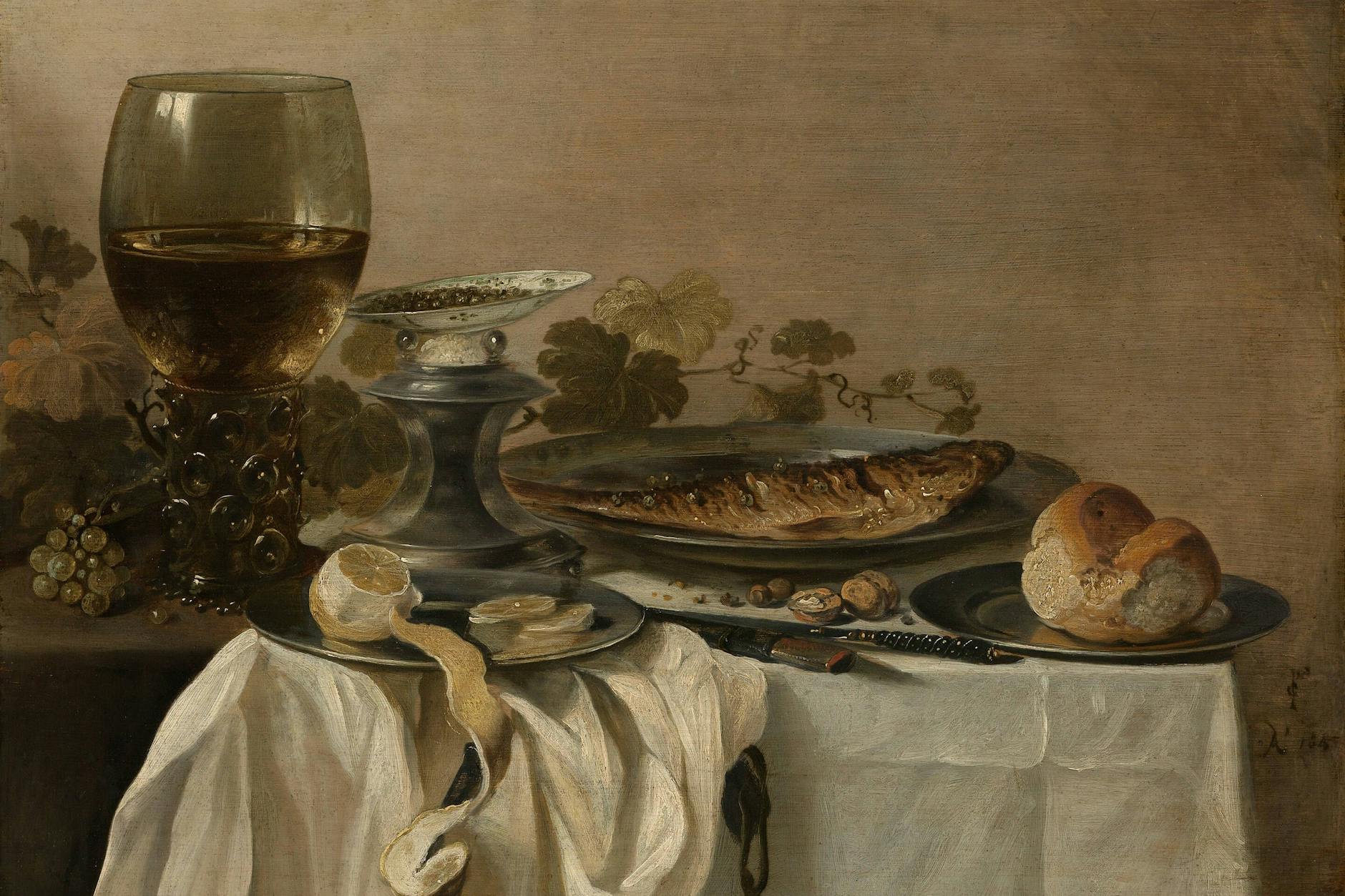 Ein ganzer Fisch kann im Ofen zubereitet werden oder einfach in Brühe oder Salzwasser pochiert werden: Und das beste, so kann er nicht trocken werden.