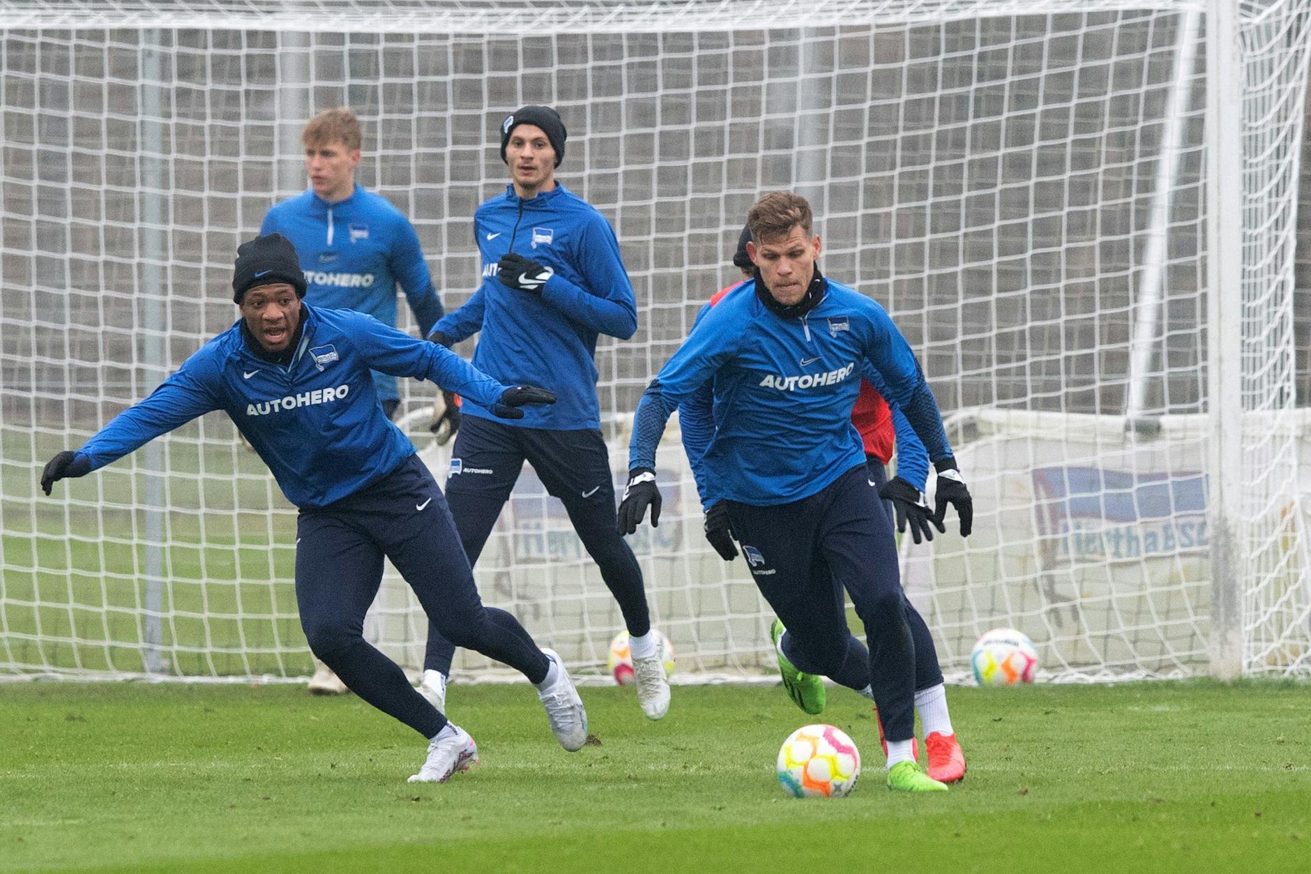 Florian Niederlechner (r.) soll gegen Union Berlin erstmals im Kader von Hertha BSC stehen.