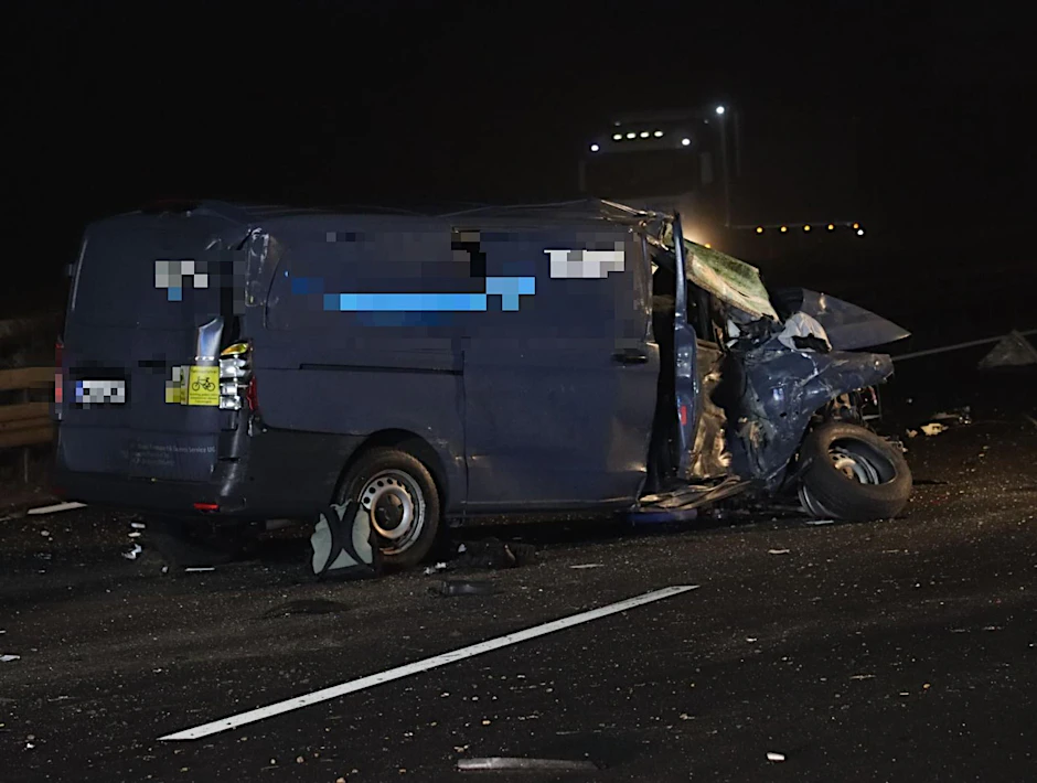 Der Kleintransporterfahrer wurde bei dem Unfall zerstört. Der Fahrer wurde von einem Lkw erfasst und erlitt lebensgefährliche Verletzungen.