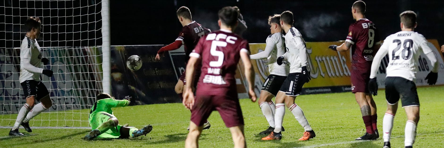 Chris Reher (3.v.l.) stochert den Ball rein zum 2:1-Siegtreffer für den BFC Dynamo.