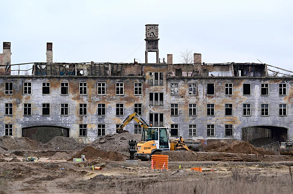 ARCHIV - Baumaschinen arbeiten während eines Pressetermins auf dem Gelände am denkmalgeschützten Torhaus.  