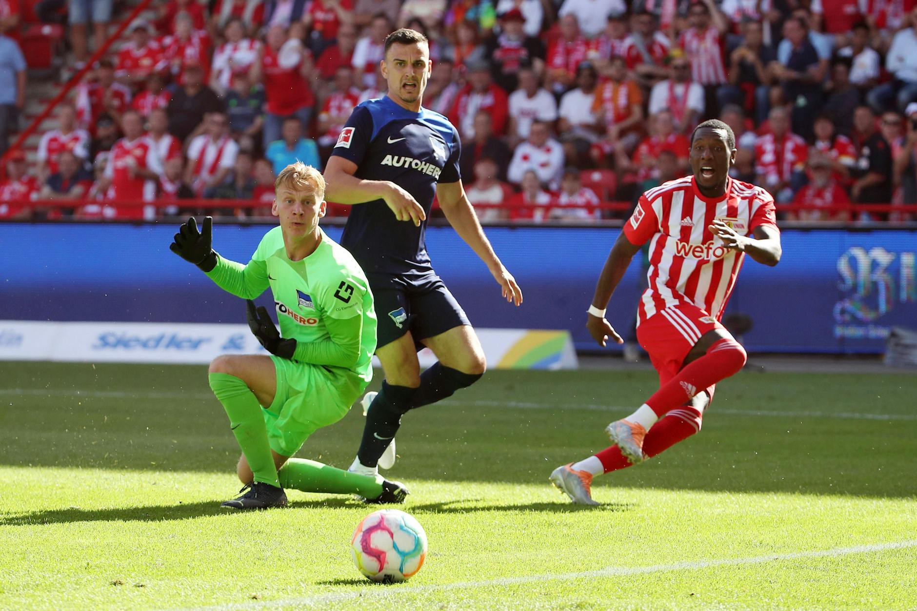 Union-Stürmer Sheraldo Becker (r.) traf im Hinspiel am 6. August 2022 gegen Hertha BSC um Oliver Christensen (l.) und Marc Oliver Kempf zum zwischenzeitlichen 2:0.
