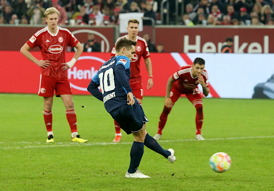 Philipp Klement (M) schoss Kaiserslautern in Düsseldorf zum Sieg.  
