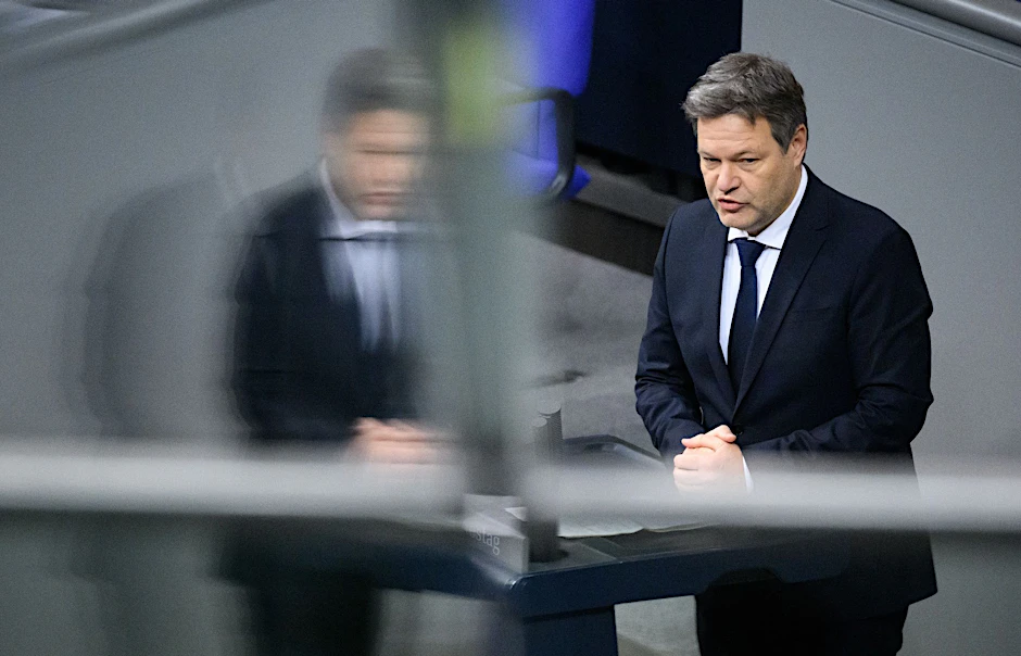 Bundeswirtschaftsminister Robert Habeck (Bündnis 90/Die Grünen) gibt bei der Plenarsitzung im Deutschen Bundestag eine Regierungserklärung zum Jahreswirtschaftsbericht.  