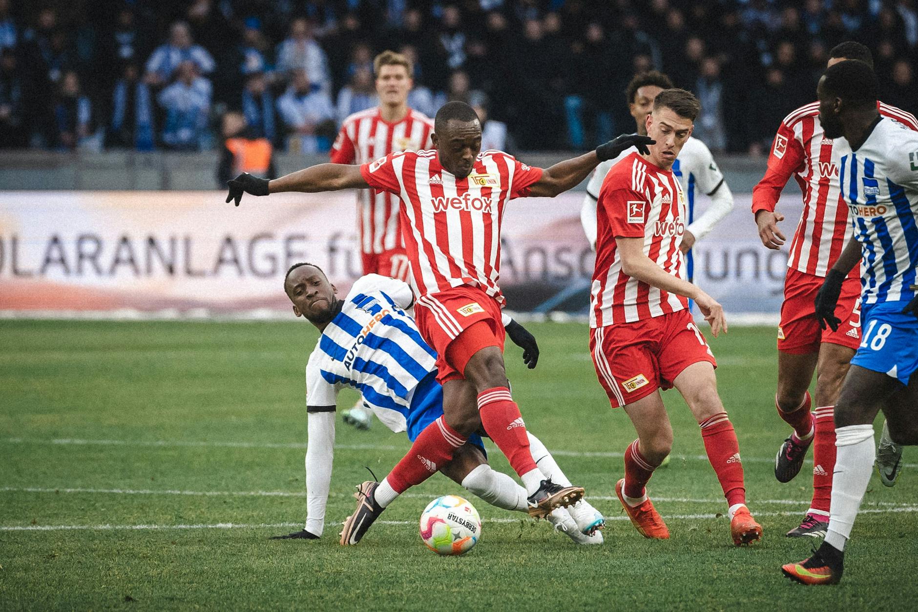 Jérôme Roussillon (M.) überzeugte bei seinem Debüt im Union-Trikot, Herthas Dodi Lukabakio grätscht vergeblich.