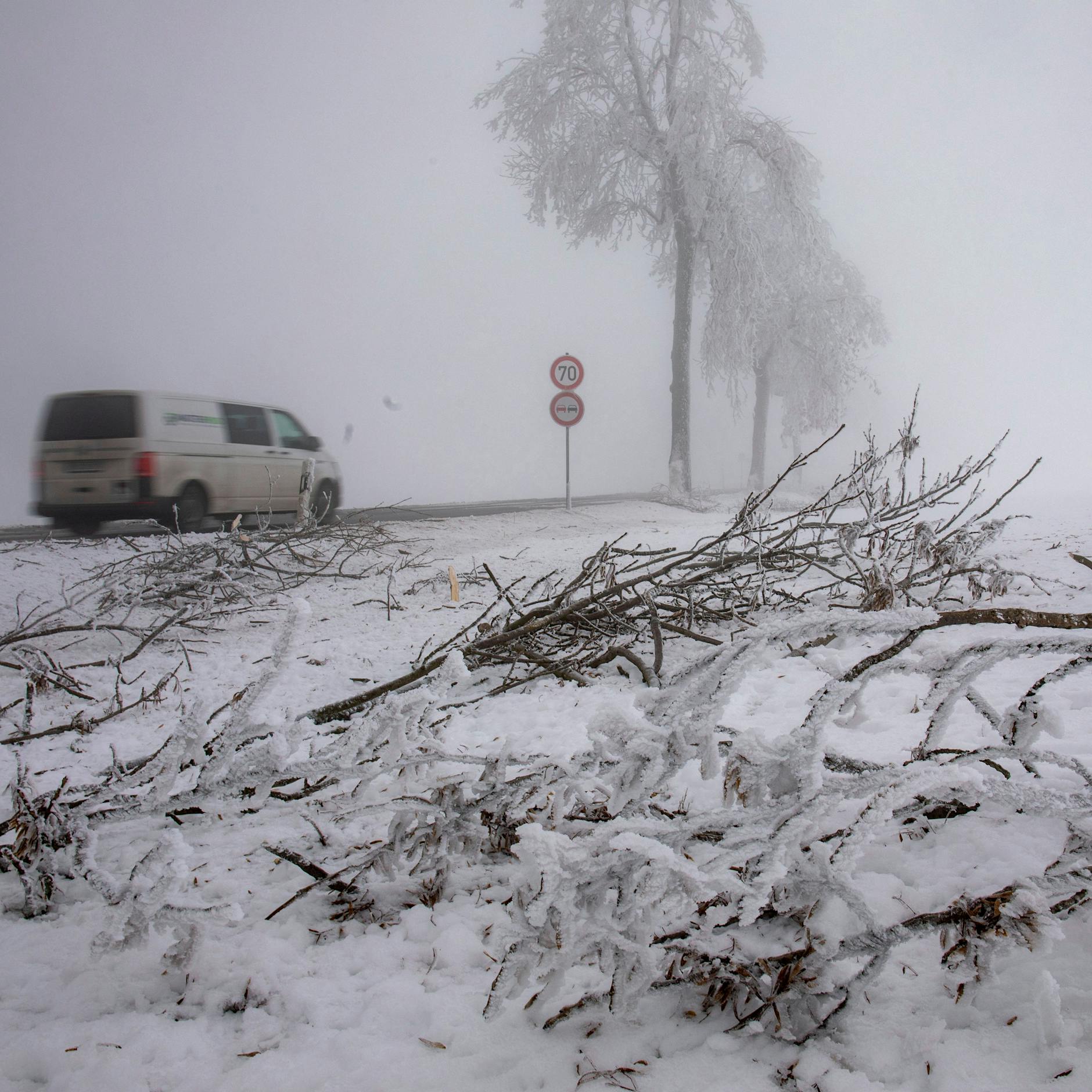 Neue Unwetter-Warnung: Schneesturm mit Orkanböen kommt, Schneewalze zieht über Deutschland – welche Regionen betroffen sind