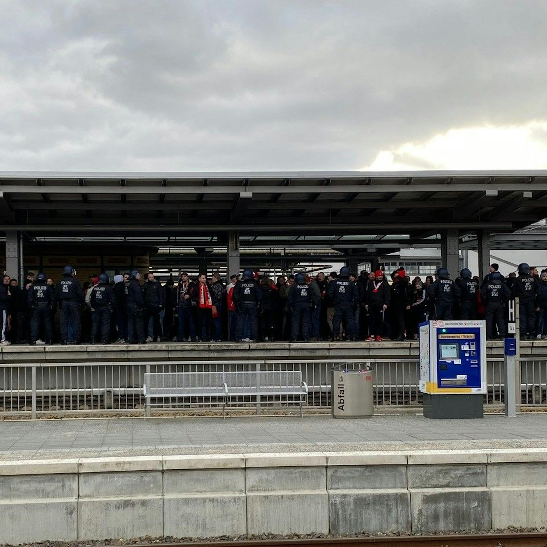 Derby-Ansturm aus Köpenick: Am Ostkreuz müssen Fans des 1. FC Union lange warten – S-Bahn stockt, Polizei-Einsatz!