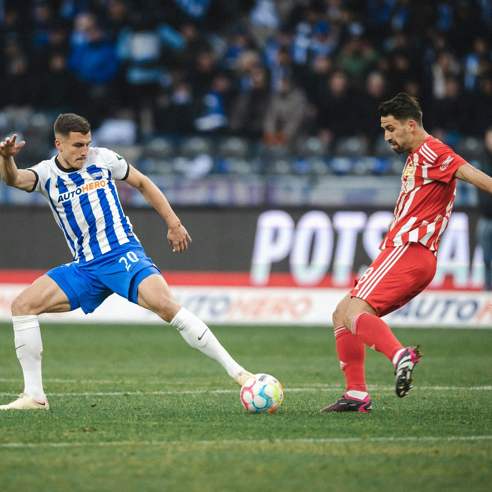 Herthas Marc Kempf zuerst am Ball, Unions Rani Khedira holt aus, trifft dann die Kugel und Kempfs Fuß. War das ein Elfmeter? 