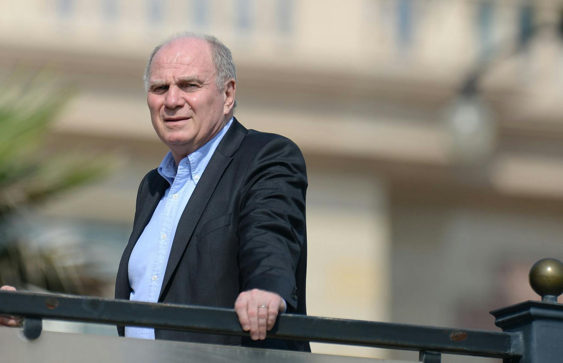 ARCHIV - Bayerns Ehrenpräsident Uli Hoeneß äußert Kritik am Auftritt Deutschlands während der Fußball-WM in Katar.