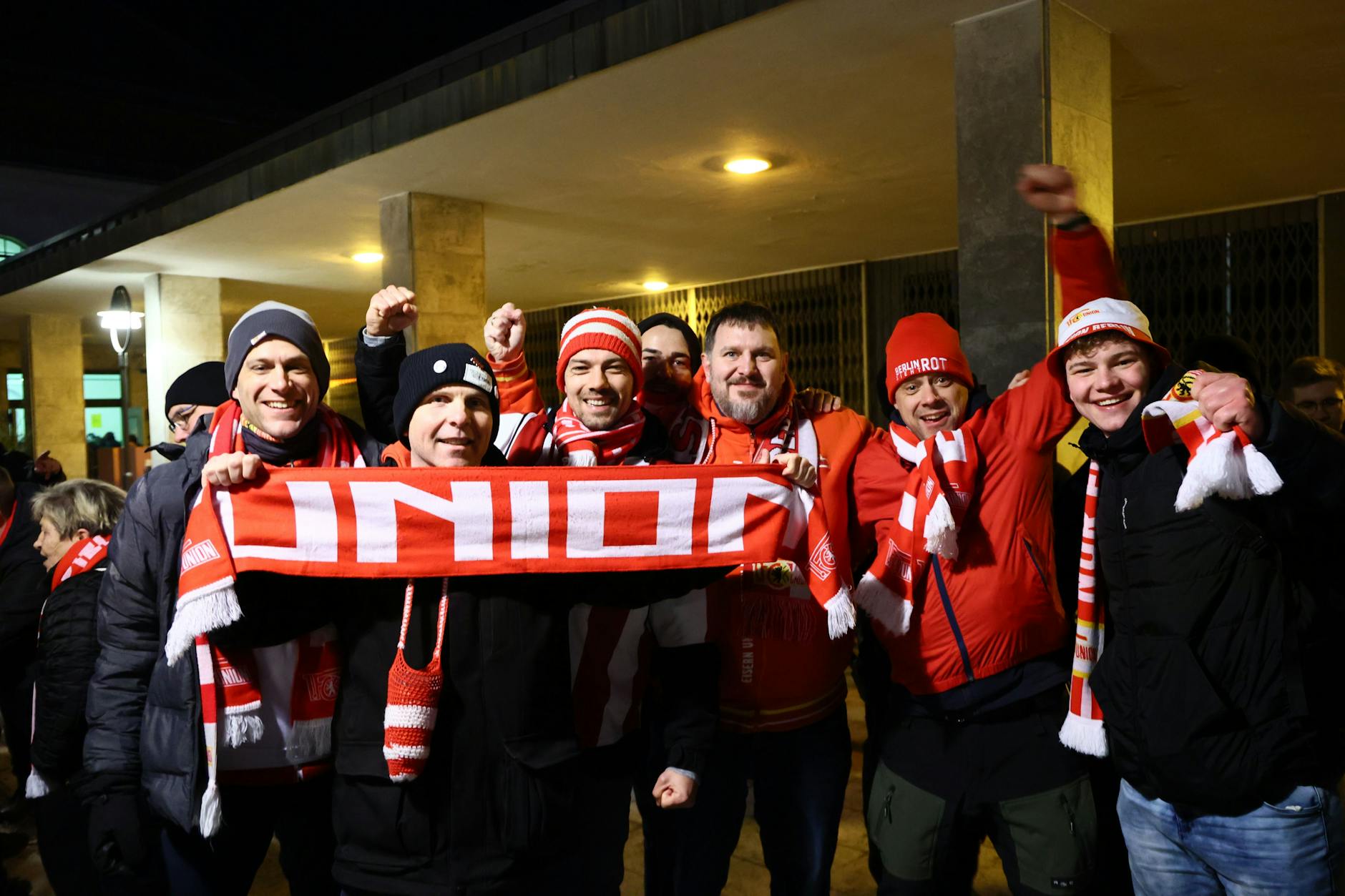 Union-Fans freuen sich nach dem Spiel.