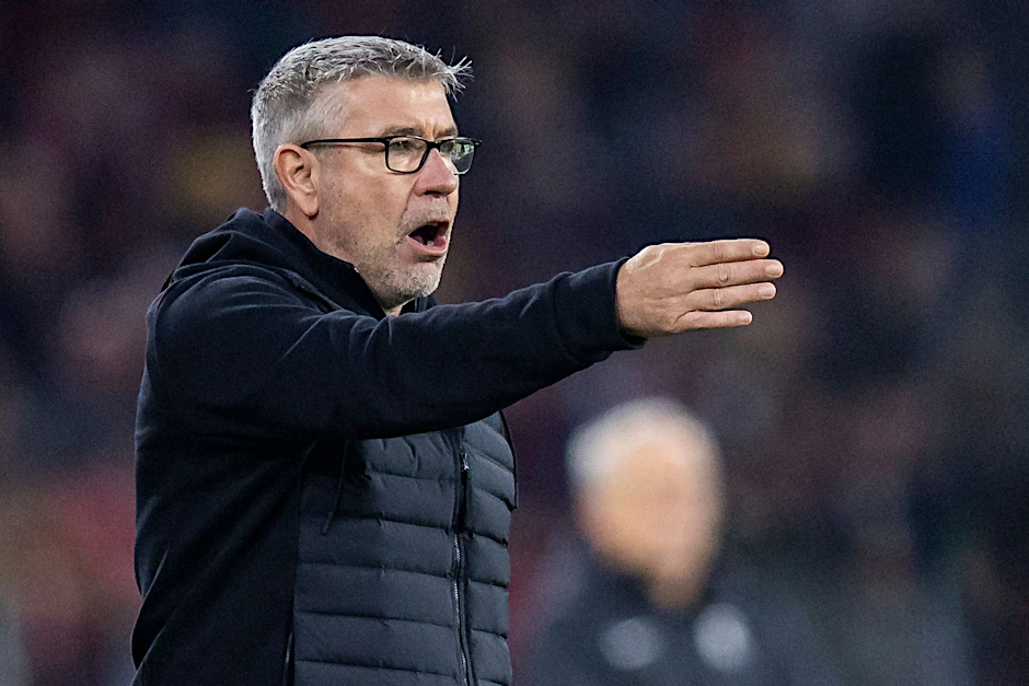 ARCHIV - Union Berlins Trainer Urs Fischer gestikuliert. d ein «ganz heißes Spiel» bei Hertha»)  