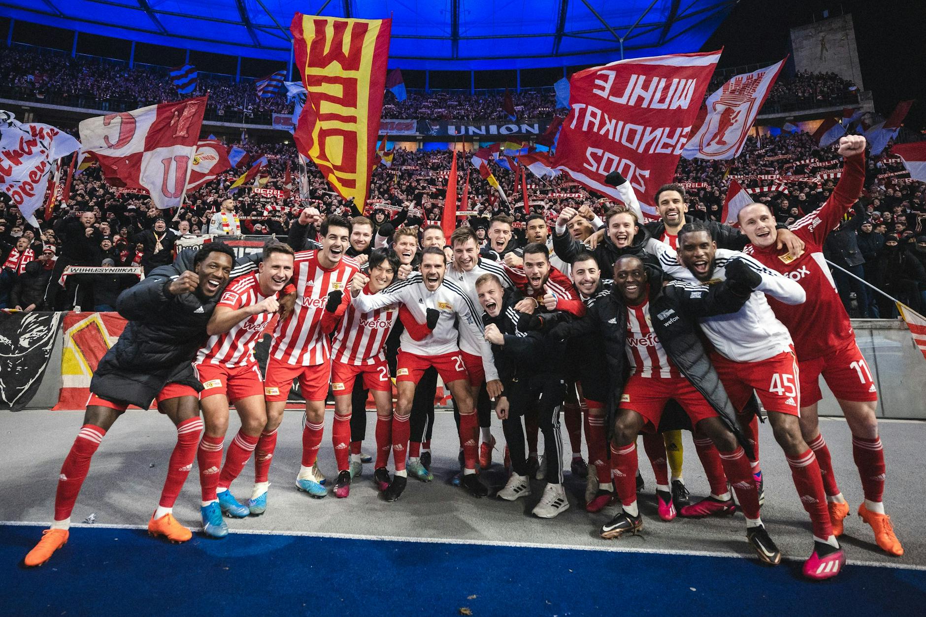 Die Spieler des 1. FC Union Berlin feiern mit den Fans das fünfte gewonnene Stadtderby in Folge.