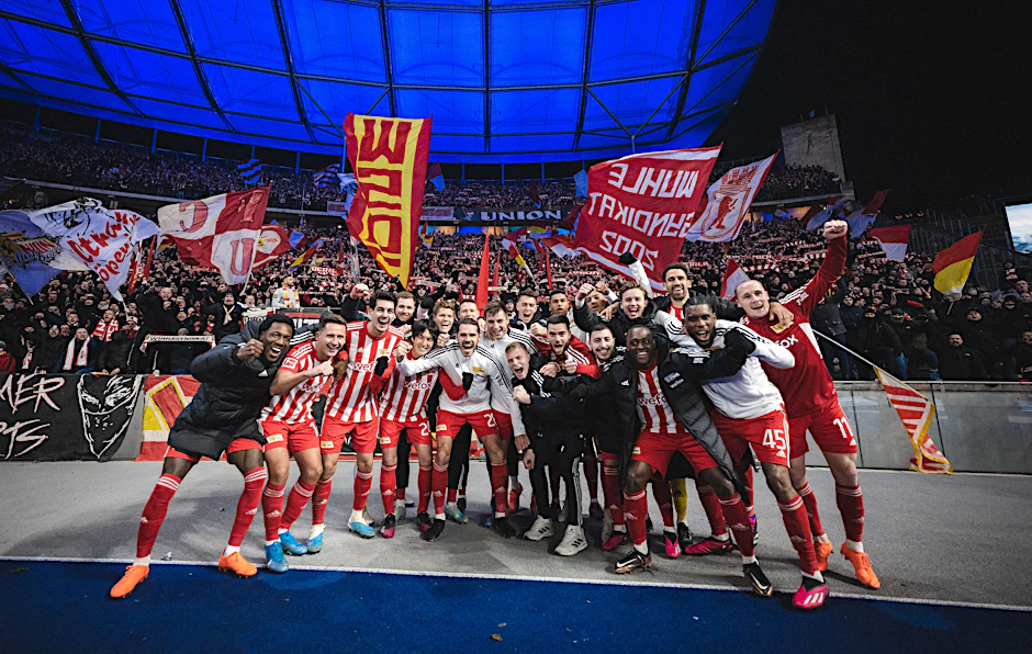 Die Spieler des 1. FC Union Berlin feiern mit den Fans das fünfte gewonnene Stadtderby in Folge.