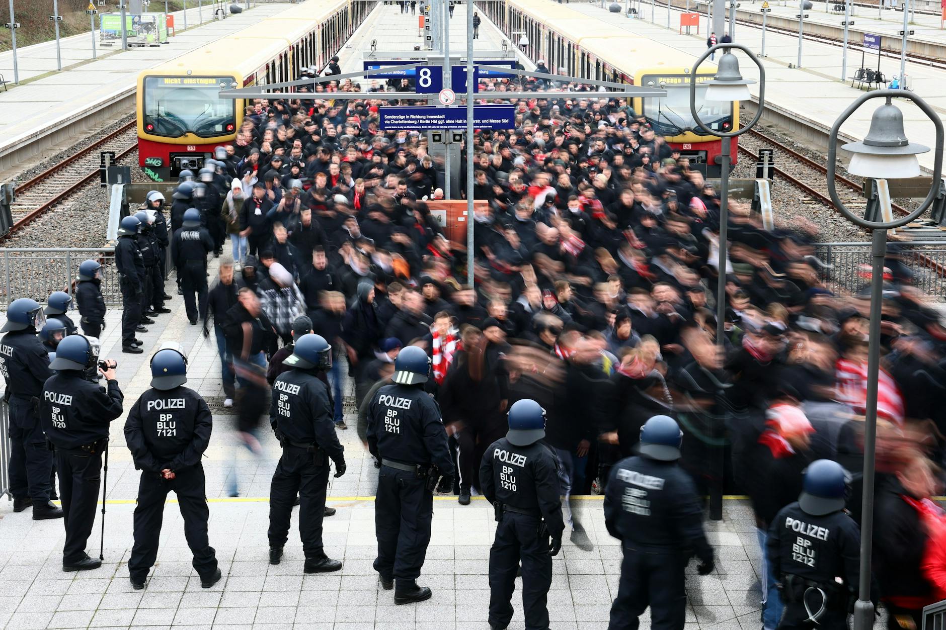 Die Polizei hat vor dem Derby die Fans begleitet, damit es nicht zu Ausschreitungen kam.
