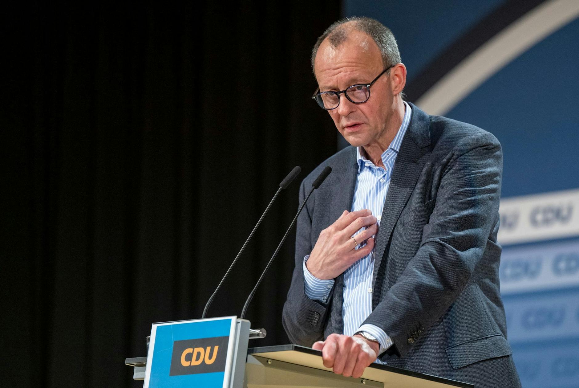 Friedrich Merz, Bundesvorsitzender der CDU, spricht im Gemeinschaftshaus Gropiusstadt.