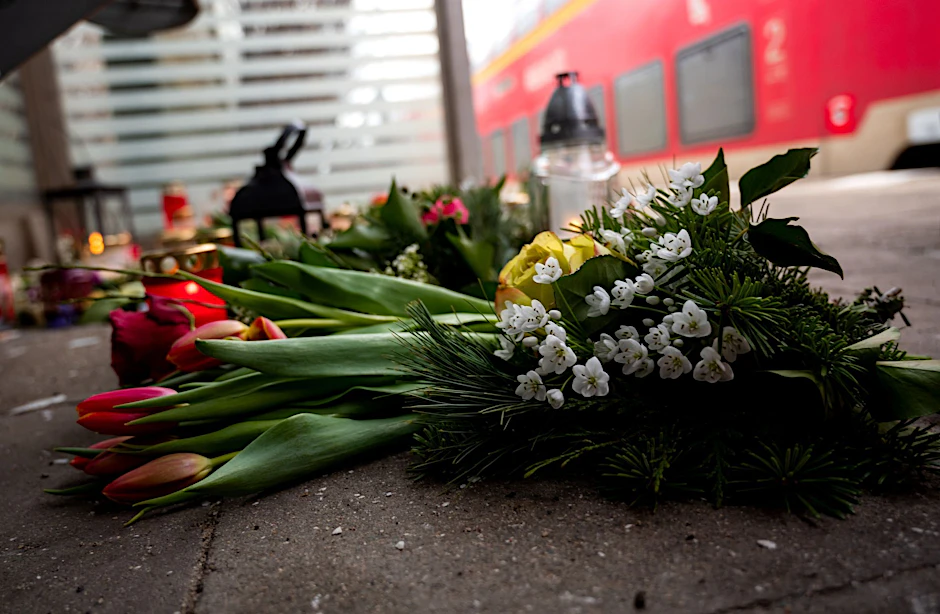 Kerzen und Blumen im Bahnhof Brokstedt. Bei einer Messerattacke sind zwei junge Menschen getötet und fünf Personen verletzt worden.