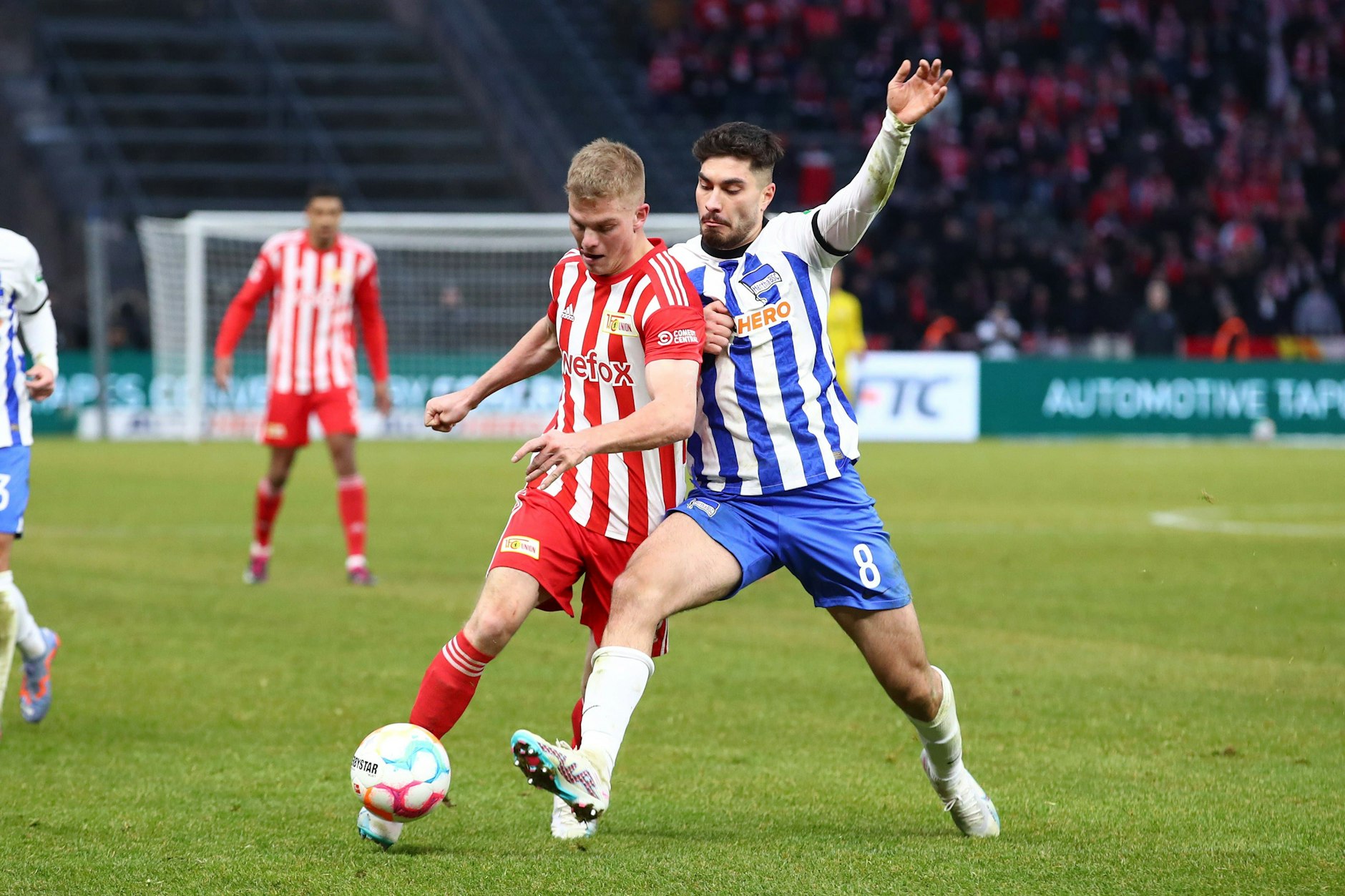 Andras Schäfer (l.) blieb verletzt in der Kabine und musste ausgewechselt werden.
