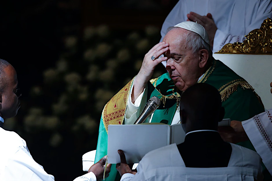ARCHIV - Papst Franziskus während einer Messe für die kongolesische Gemeinschaft im Petersdom.  pa