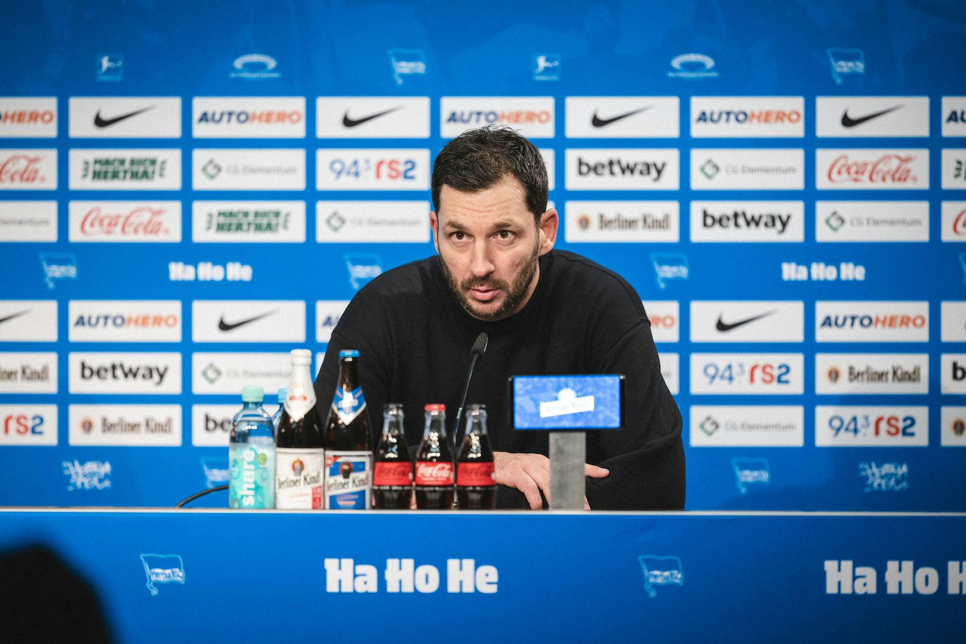 Hertha-Coach Sandro Schwarz auf der Pressekonferenz nach dem Spiel gegen Union Berlin.