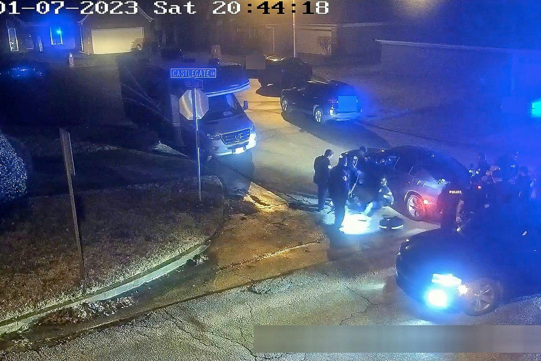Ein Standbild aus dem von der Stadt Memphis teilweise geschwärzten Video zeigt den brutalen Angriff auf Tyre Nichols durch fünf Polizisten. Die Beamten wurden inzwischen entlassen und wegen Mordes zweiten Grades und anderer Vergehen angeklagt.