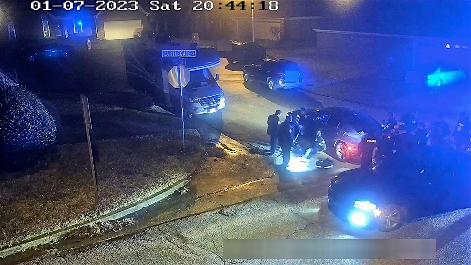 Ein Standbild aus dem von der Stadt Memphis teilweise geschwärzten Video zeigt den brutalen Angriff auf Tyre Nichols durch fünf Polizisten. Die Beamten wurden inzwischen entlassen und wegen Mordes zweiten Grades und anderer Vergehen angeklagt.