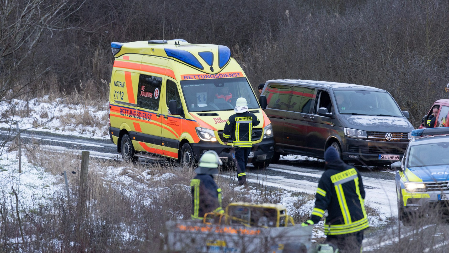 Rettungskräfte an dem Stausee in Südthüringen.