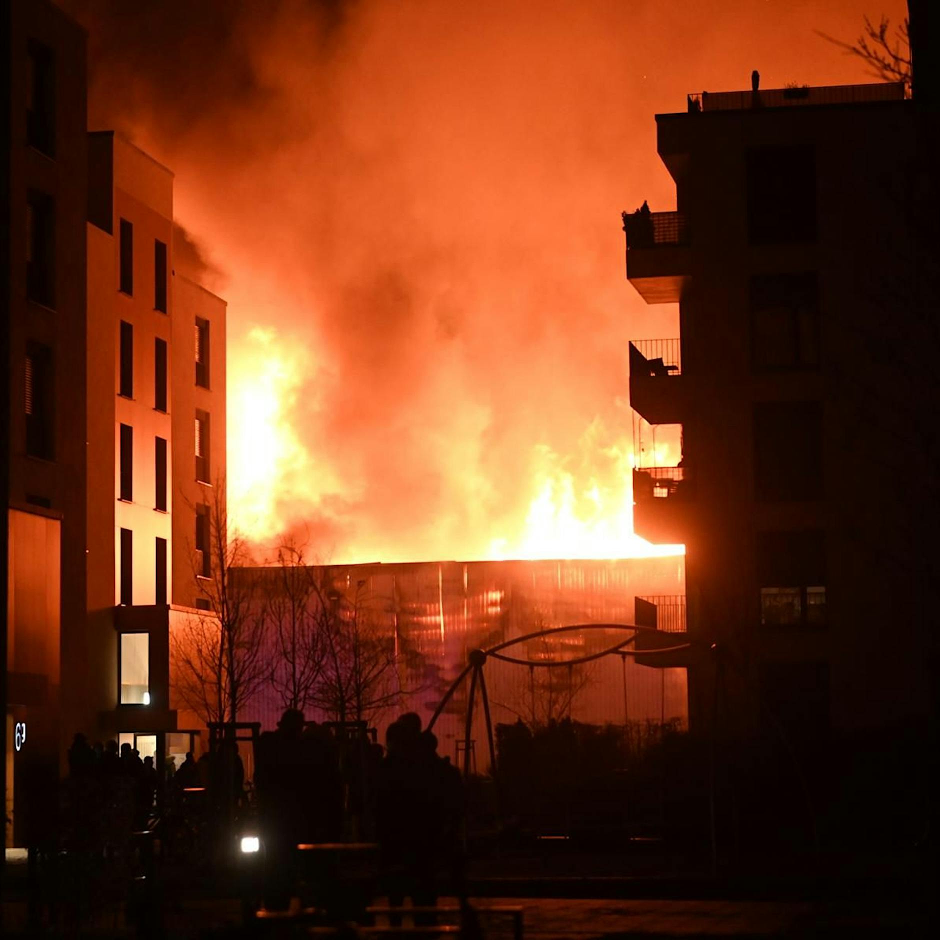 Berlin: Lagerhalle für Parkettböden steht komplett in Flammen