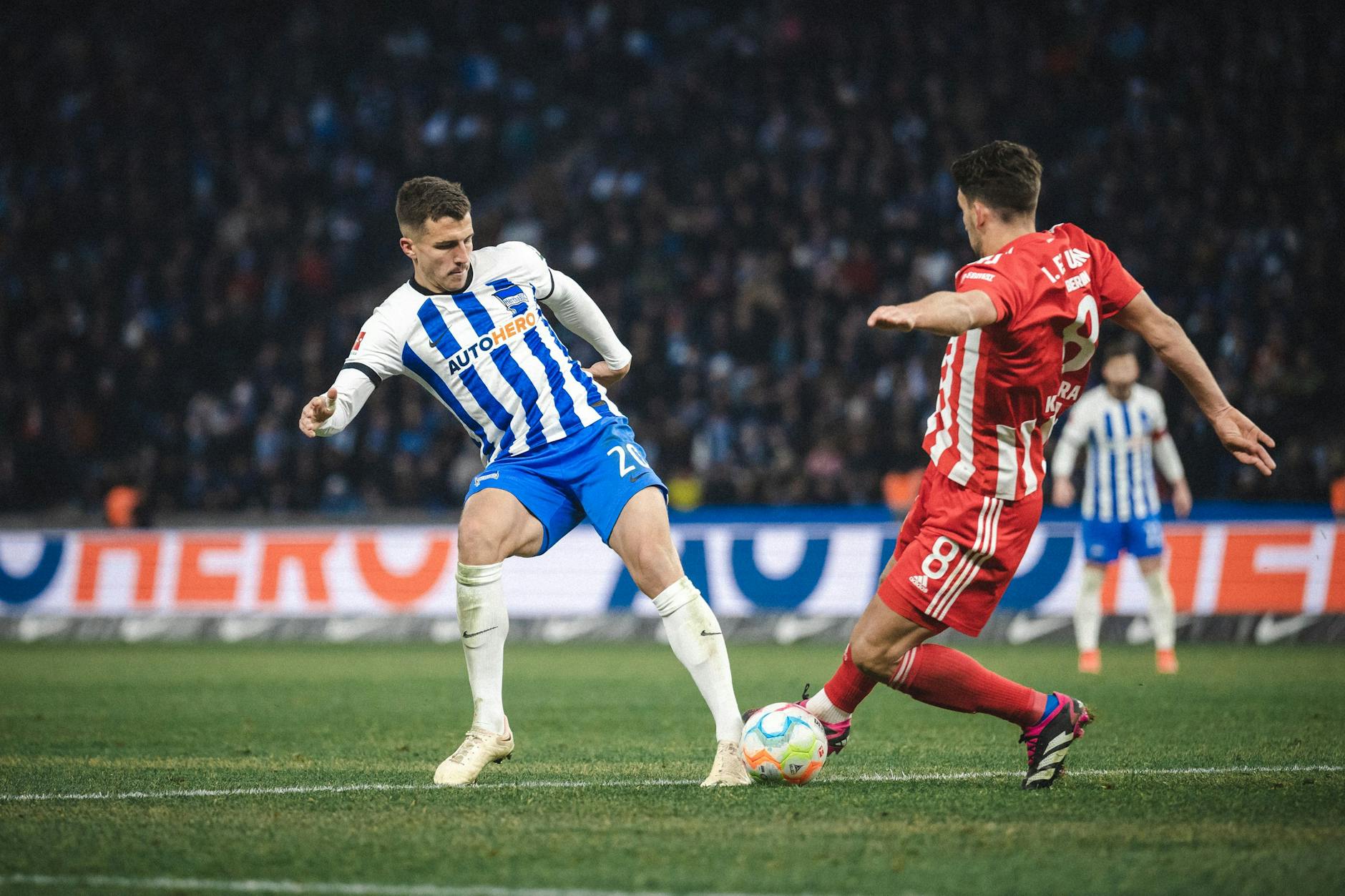 Ein entscheidendes Duell: Rani Khedira (r.) ist vor Marc Oliver Kempf (l.) am Ball, klärt ihn und trifft erst dann seinen Gegenspieler.